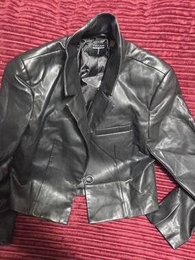 Tahari Women's Black Leather Cropped Blazer